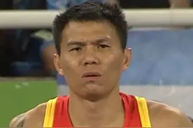 致敬不屈的灵魂！ 钟志强 扔掉双拐这一幕震撼了世界 #残奥会上的感动瞬间视频封面