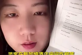 近日，一名中国女游客分享自己到本地旅游时，因在酒店房间内吃榴梿被罚200元清洁费。酒店方称需聘请专业人员清除气味并空置房间数日，因此收取清洁费。该游客表示自己是首次到访新加坡，不了解当地规定。#游客在新加坡酒店房间吃榴莲被罚千元