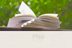五年级上册语文《忆读书》课文预习拓展 2024秋季新课文部编版语文-五年级上册-忆读书 
课文预习趣味拓展知识点，冰心的读书心得，品味书中人生
 #每天学习一点点 #读书 #文学 #学习方法 #阅读视频封面