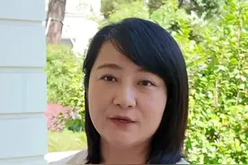 【跟着“苏超”游江苏：苏州文旅“喊话”大学生 超多优惠等你来“白相”】
自5月10日正式开赛，“苏超”这场以“全民参与+城市荣誉”为内核的赛事强势“破圈”，主客场规则让江苏十三个地市“你方唱罢我登场”，绿茵场上的激情角逐映照文化自信的生动注脚，各地纷纷立足自身文化底蕴和资源禀赋，抓住机遇用好赛事资源，以优质文旅供给激发公众参与热情。从“一场球”到“一座城”，今天，这封城市文旅“邀请函”，来自苏州。苏州市文化广电和旅游局副局长钟芸菲“喊话”大学生：等你来“白相”，希望你能感受到不一样的苏州！（央视网记者 顾津溶 刘颖 唐杨）