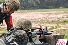 刺激 紧张！终于打靶了。近日 南部战区海军某训练基地组织新兵进行实弹射击，这个新兵 枪枪命中10环。#实弹射击 #新兵视频封面