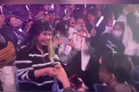 张杰南宁演唱会秒变大型求婚现场，《这就是爱》响起，多名男生纷纷掏出戒指向女友求婚。视频封面