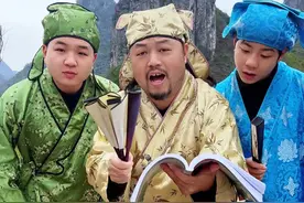 秀才挑战刘三姐第24回 三月三快到了，本来只想炫耀一下歌书，这刘三姐居然把我的歌书抢走了，没歌书以后对歌怎么办？#桂林秀才 #改编歌曲 #广西山歌 #三月三 #刘三姐 @DOU+小助手 @DOU+上热门 @桂林英妹 @桂林志哥视频封面
