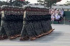 9月3日，董宇辉现场观礼九三阅兵，连发7条视频 感慨发文，激情唱响《歌唱祖国》