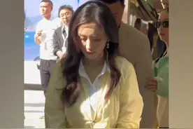 杨幂：黄色外套搭配藏蓝色短裙，显得清新自然