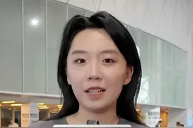 现场直击深圳最大应急避难场所， 深圳湾体育中心预计安置1000余人，并设置女性专区，提供电影投影等暖心服务。被安置的群众：“有人管！ 很有安全感！”#台风#台风桦加沙#深圳台风红色预警#应急避难场所#深圳dou知道