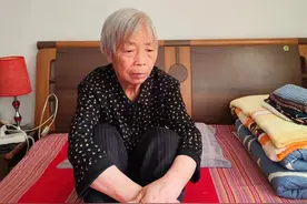 铜川市急寻：七旬老太走失，穿蓝底花上衣、驼色裤子，撑蓝色格子雨伞图片