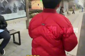 90后妈妈悄悄定制公交站海报为儿子庆生，男孩看到的那刻不敢相信地睁大了双眼。孩子妈妈：“被爱过才知道未来如何去爱人”视频封面