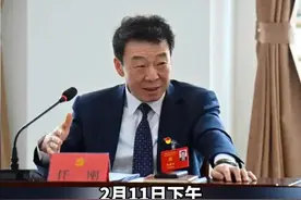 （剪辑 王相宜）2月11日下午，青岛市第十七届人民代表大会第四次会议圆满完成各项议程，在市级机关会议中心胜利闭幕。会议选举任刚为青岛市人民政府市长。
公开简历显示，任刚，男，1970年10月生，大学学历，中共党员。1992年毕业于山东大学，曾任职山东省委组织部，2013年任山东省委组织部研究室主任。
2016年，任刚任临沂市委常委、宣传部部长，2018年任临沂市委常委、兰陵县委书记，2020年6月任临沂市委副书记，继续兼任兰陵县委书记。
2021年5月，任刚任临沂市市长，2022年1月任临沂市委书记。
2025年1月17日，赵豪志辞去青岛市市长职务，任刚任青岛市副市长、代市长。
最新动态显示，2月8日下午，青岛市政协十四届四次会议举行“加快建设国际性综合交通枢纽，塑造城市发展新优势”专题讨论会。任刚出席会议并讲话。
#人事  #任命  #履新  #青岛  （来源 长安街知事）视频封面