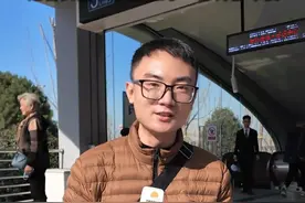 机场南站到航站楼要走很久才能到？济南地铁3号线二期开通首日，记者用计时器实测，一分钟左右就能到达。视频封面