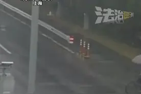大爷雨天等红灯越过起止线，货车刹车发生侧滑“贴脸”过去，大爷:那一刻，我“冷静”得可怕，网友:大爷见多识广，泰山崩于前而色不变视频封面