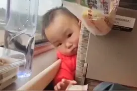 女子高铁给前座萌娃饼干，萌娃“礼尚往来”回礼奶瓶#萌娃 #高铁视频封面