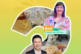 全球食品生产巨头为何“宠”爱中国市场？ 从传统的宠物食品、用品、医疗等细分领域，到引领风尚的宠物相亲、美容护理、异宠饲养等新兴趋势，中国宠物经济展现出前所未有的活力与潜力。2023年，中国城镇猫狗市场的消费规模达到2793亿元人民币。是什么因素驱动着中国宠物经济的繁荣发展？外资企业又如何进行战略布局以赢得市场“宠”爱？跟随中国外文局美洲传播中心外籍主持人小白，一起探访亚洲宠物展览会和皇家宠物食品工厂，寻找答案吧！#在中国寻找答案 #机遇中国