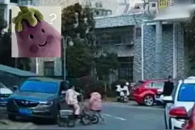 车主停车在路边打电话 小女孩以为车主停车让行磕头感谢 把车主夫妻俩逗得直乐，车主：太治愈了 后悔没追上去给红包#别划走 #搞笑 #萌娃视频封面