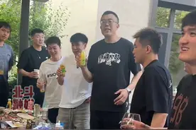 辽篮球员家庭大聚餐 郭艾伦“孩子王”身份尽显 #辽宁男篮  #我爱辽篮  #郭艾伦视频封面