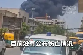 据印度媒体报道，印度航空一架飞往英国伦敦的波音787-8“梦想”客机今天（6月12日）在印度西部城市艾哈迈达巴德机场附近的住宅区坠毁。目前没有公布伤亡情况。（央视频号：国际时讯）视频封面