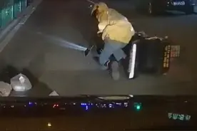 外卖小哥骑车撞到货车尾板重重摔倒，不顾疼痛爬起来，第一件事就是检查外卖有没有撒出来 #外卖小哥 #生活不易 #心疼 