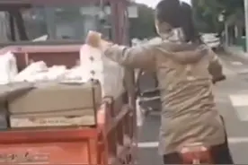 丢人！女子趁三轮车等红灯时，偷走一提卫生纸。视频封面
