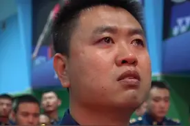 北部战区空军某旅举行向军旗告别仪式，卸下军衔的一刻，老兵们泪洒现场！（吕鹏）#退伍#铁打的营盘流水的兵 #退伍不褪色 #离别视频封面