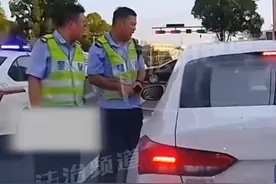 白车等红灯时溜车
旁边的交警急忙提醒
车主:嗯 这回行车记录仪都省了视频封面