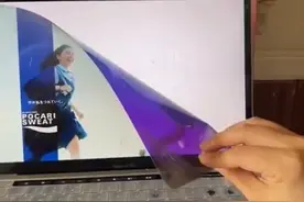 5月29日，湖南长沙，女生将电脑偏光膜当成保护膜强行撕下，结果屏幕变白板，维修要4000元