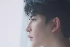 37岁演员于朦胧被证实坠楼离世，杨幂、邢菲等众星发文悼念，有粉丝在于朦胧坠楼地献花（极目新闻）#于朦胧 #杨幂