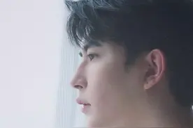 37岁演员于朦胧被证实坠楼离世，杨幂、邢菲等众星发文悼念，有粉丝在于朦胧坠楼地献花（极目新闻）#于朦胧 #杨幂