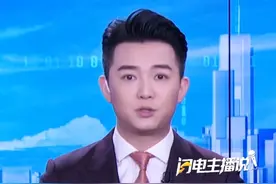 7月12日，上海，“侃爷”上海演唱会迟到40多分钟，又嫌雨太大提前退场，观众大喊“退票”。#kanye #演唱会