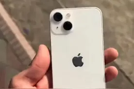 跌破2800元降到历史低价 ，iPhone13跌至半价后销量暴增10倍#iPhone13跌至半价后销量暴增10倍 #社会 #抖音热评视频封面