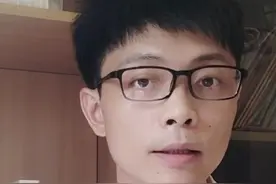 这4种疾病，就不要再用米诺地尔了 米诺地尔早期是用来治疗高血压的药物，偶然发现外用米诺地尔可以通过促进血液循环和加速毛母细胞分裂来治疗脱发。所以初期使用米诺地尔会有心跳加快、兴奋的感觉，在持续使用一段时间后会减轻或消失这种症状。但这对于血压低或者患有心脏病的发友来说是不利的，所以有这类基础疾病的发友不能使用。#硬核健康科普行动  #米诺地尔 #米诺地尔酊 #米诺地尔凝胶视频封面