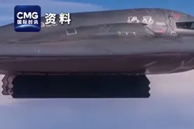 #美袭伊或点燃新导火索 针对美国袭击伊朗核设施的行动，记者表示，美国出动B-2轰炸机投下多枚重型钻地弹，打击伊朗福尔多核设施，可能对该设施造成结构性破坏。他同时表示，当前以伊冲突持续，美国的行动可能导致战火蔓延和外溢，点燃新的导火索。视频封面