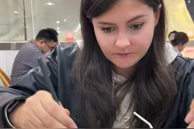 美国人在中国学到的餐桌礼仪 #外国人在中国 #美国女生 #中美文化差异视频封面