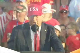 【特朗普宣布“惊人计划”：将在白宫举办格斗赛】 当地时间7月3日，特朗普提出，明年他要在白宫草坪举办终极格斗冠军赛UFC，作为庆祝美国建国250周年的活动之一。#特朗普要在白宫办格斗赛# #特朗普要用格斗赛庆祝美独立250周年#