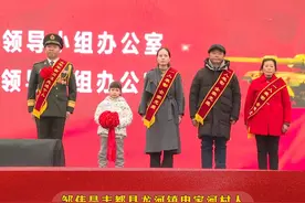 张国忠向全军军事训练先进个人邹伟家庭送喜报   喜报送到手  尊崇暖军心（记者：杜宏超  编辑：王义林)视频封面