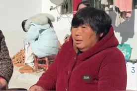 “大娘在家剥罗森”为啥这么火？“罗森哥”竟然还留一手！大娘：就是挺好听的 #在家剥罗森呢大娘  #剥罗森  #农村相亲  #你被催婚了吗  #过年