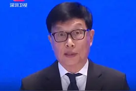 在#广东2025年高质量发展大会 上，美的集团董事长方洪波表示，广东首条“机器人生产机器人”全自动生产线由美的机器人组成，平均30分钟下线一台机器人，打造智能制造标杆。#机器人 #全自动 #美的视频封面