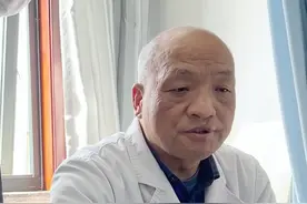 鼻炎的典型表现就是鼻塞流清涕，当干预不及时，且生活中不注意一些坏习惯，很可能诱发鼻窦炎，而鼻窦炎黄脓鼻涕经常引起鼻涕倒流，刺激咳嗽、清嗓子等情况，所以鼻炎不可怕，但要注意不要演变成鼻窦炎#鼻炎 #鼻窦炎 #过敏性鼻炎 #中医调理 #耳鼻喉名中医高仁虎视频封面