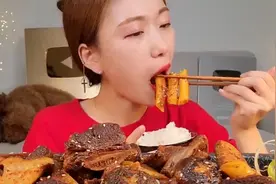 香辣排骨，太满足了，简直不要太香，你饿了吗  #深夜放毒专业户视频封面