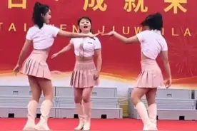 4月25日（发布时间），重庆。#女副校长和学生一起跳女团舞 ，全程无划水，直接嗨翻全场。视频封面