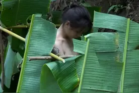 越南小姑娘在荒野山林建造木头房子，用树叶档着洗澡 #荒野建造