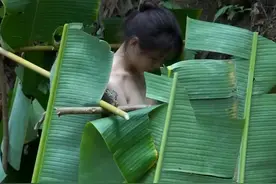 越南小姑娘在荒野山林建造木头房子，用树叶档着洗澡 #荒野建造