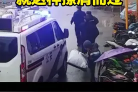 电视剧都不敢这么拍！快递小哥救人后继续送件，像路人一样与民警擦肩而过悄然离去……#中国快递千亿时代 #暖心正能量  视频封面