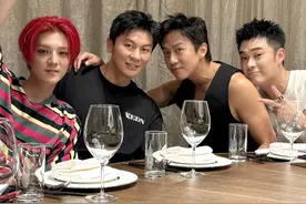 9月8日，#李晨晒与鹿晗邓超陈赫聚餐合照  ：我被帅哥包围了。