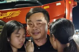 “最幸运”卡车司机平安回到老家与家人团聚，看到这一幕泪目！向每一位在外奋斗的人致敬，祝你们平安、顺利！（来源：人民日报）视频封面