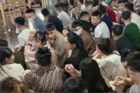 据《环球时报》报道，7月14日至16日，柬埔寨警方突袭多个诈骗园区，逮捕超过1000名涉诈人员，涉及来自印尼、越南、中国大陆及中国台湾地区的人员。18日，北京时间记者从中国驻柬埔寨大使馆驻西哈努克领事办公室获悉，被抓人员将面临遣返回国，“他们可能被骗是受害者，也可能是害人者”。#电诈  #柬埔寨