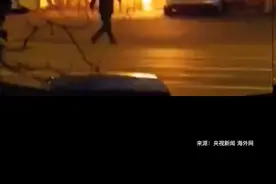 当地时间6日，俄罗斯驻罗马尼亚大使回应使馆大门被撞：是“事实上的恐怖袭击”视频封面