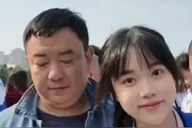 女儿十八岁的成人礼   爸爸偷偷给她戴上戒指令女儿惊喜不已   #成人礼 #父女 #温馨画面 （来源：@发现大连 ）视频封面