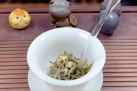 盖碗泡茶手法，怎么样才能不烫手？#盖碗泡茶 #召唤茶友 #茶文化 #今天你喝茶了吗 #盖碗泡茶的手法视频封面