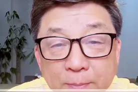 头上白头发千万别拔！！听听医生怎么说！#白头发可以拔吗 #白头发 #硬核健康科普行动 #涨知识 #许友松医生视频封面