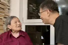 专访北大教授胡泳：照护阿尔茨海默症母亲的日与夜 【专访北大教授胡泳：照护阿尔茨海默症母亲的日与夜】9月21日是世界阿尔茨海默症日。自从3年多前母亲患上阿尔茨海默症后，北京大学新闻与传播学院教授胡泳就开始了照护母亲的1000多个白天和黑夜。从最初的擦屎擦尿，到后来的鼻饲吸痰……胡泳觉得自己的生活，和母亲一起困在了狭小的天地里。照护阿尔茨海默症患者会遇到什么样的困难？居家和去养老院，哪一个是更好的选择？如何构建理想中的照护型社会？一起来看胡泳的讲述。视频封面